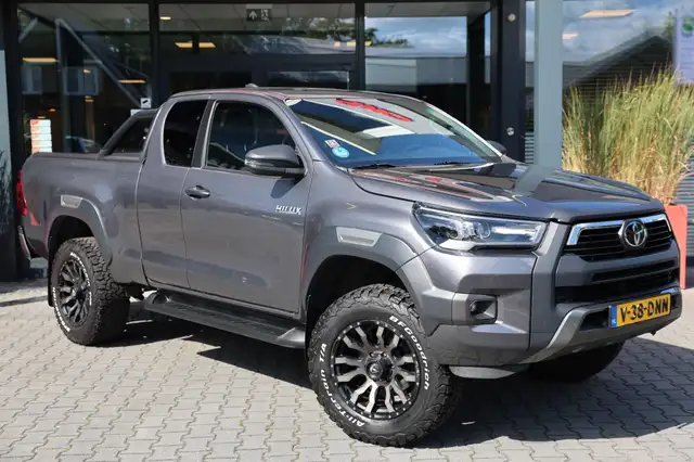 Toyota Hilux 2.8 D-4D X-TRA CAB INVINCIBLE A/T 4WD VAN