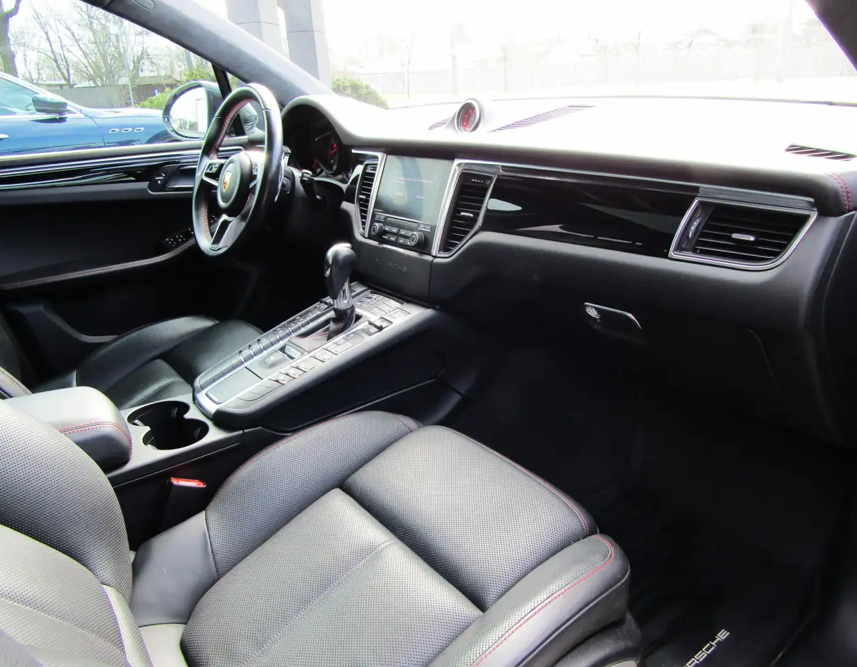 Porsche Macan снимка Porsche Macan
