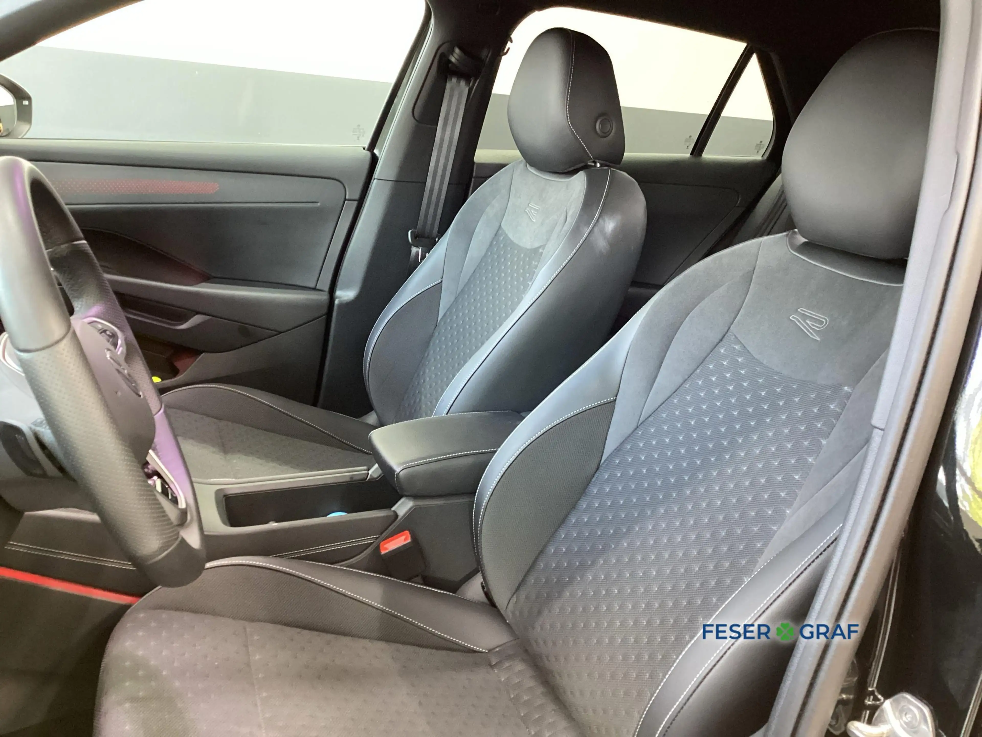 Volkswagen T-Roc R-Line 1.5 eTSI Keyless Navi RFK ACC LED+ — photo 7