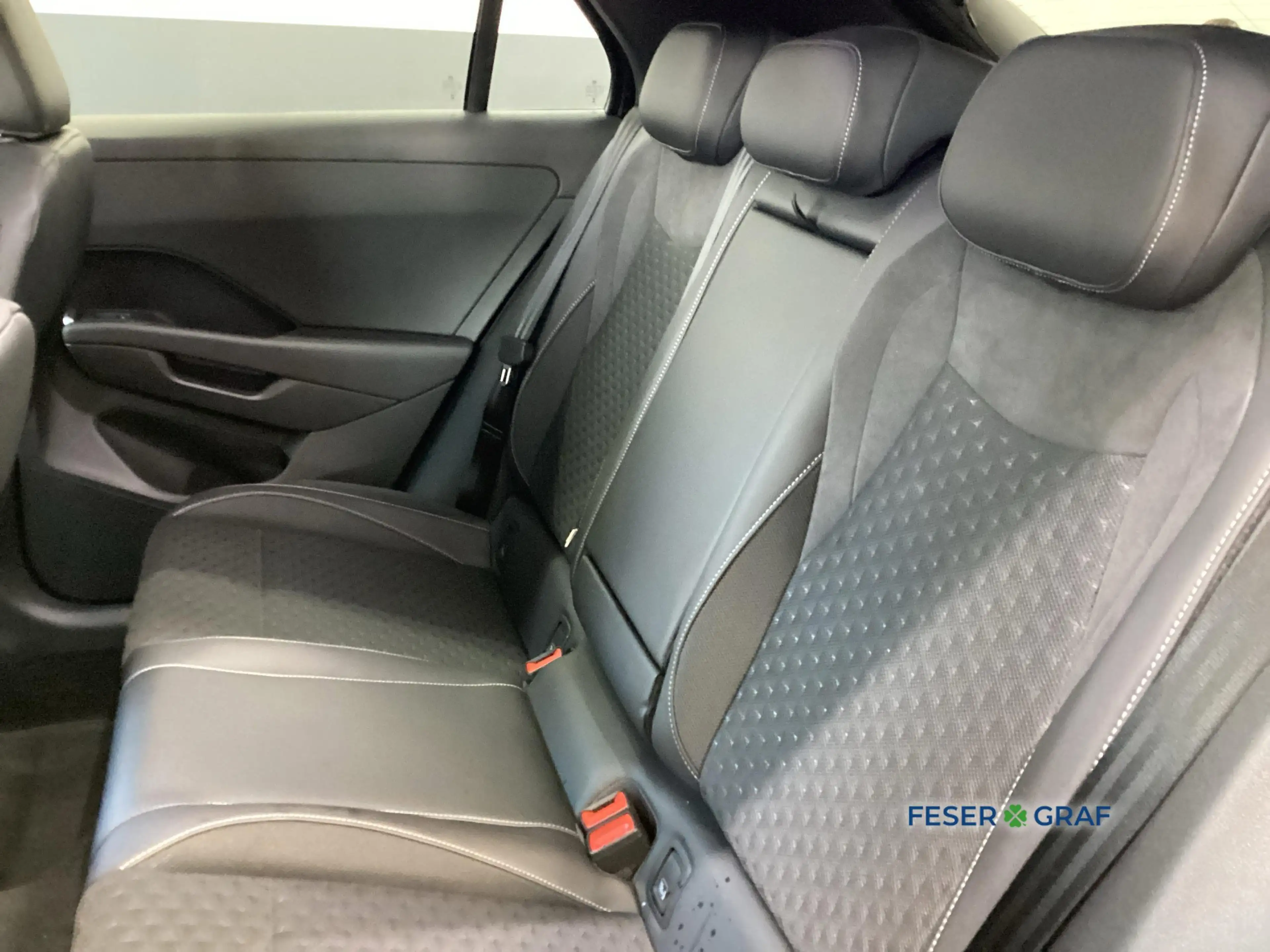 Volkswagen T-Roc R-Line 1.5 eTSI Keyless Navi RFK ACC LED+ — photo 8
