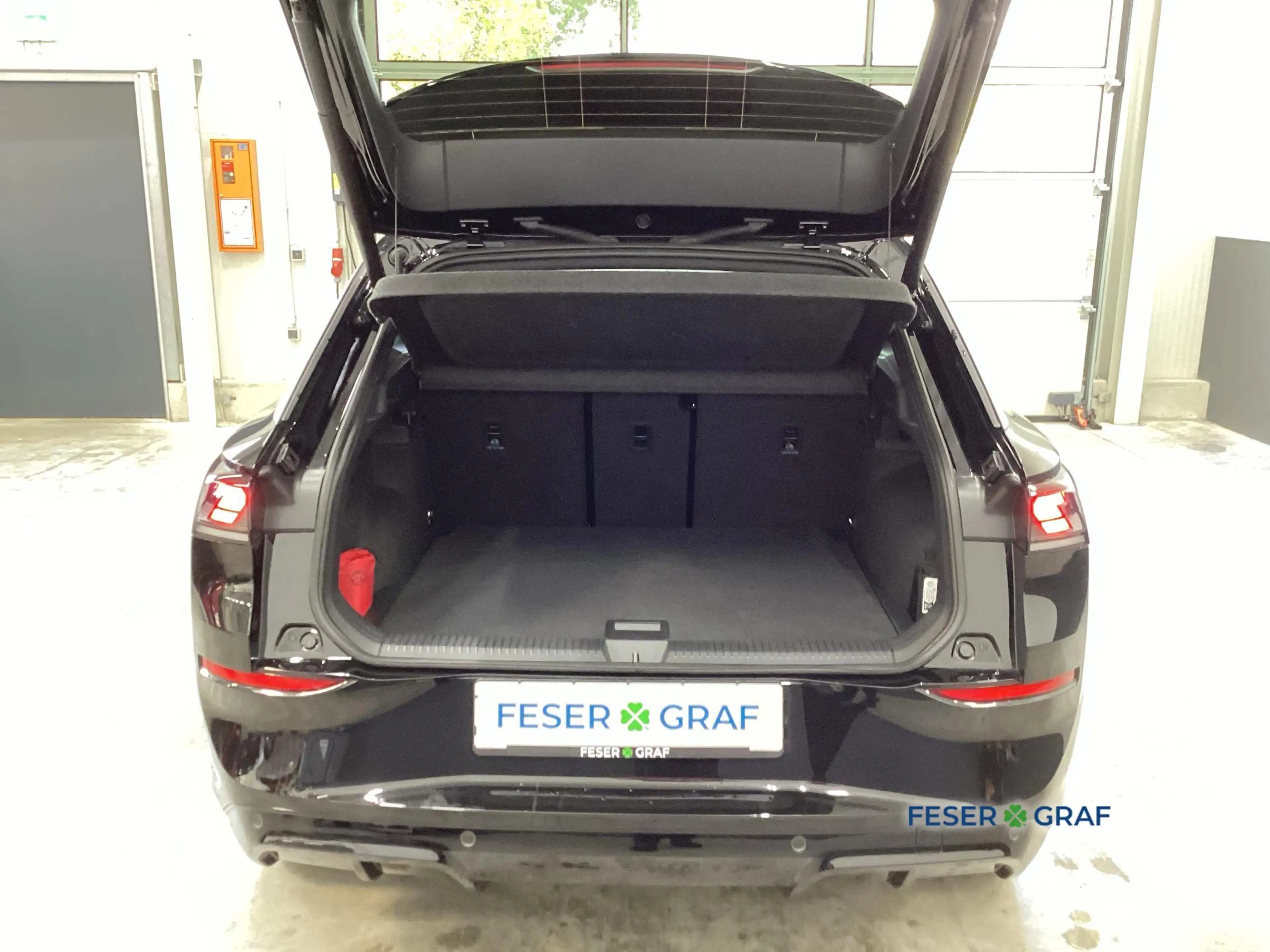 Volkswagen T-Roc R-Line 1.5 eTSI Keyless Navi RFK ACC LED+ — photo 9