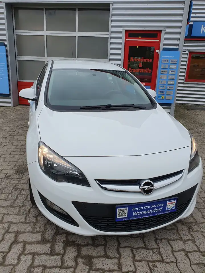 Opel Astra Limousine in Weiß gebraucht in Wankendorf für € 11.790