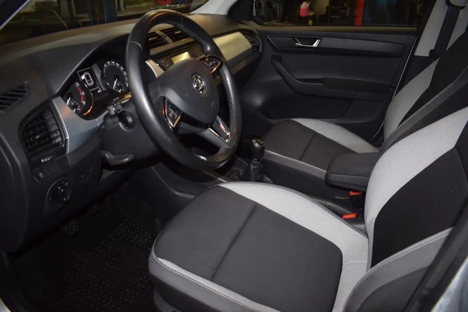 Skoda Fabia Ambition KOMBI pickerl neu Silber - 2