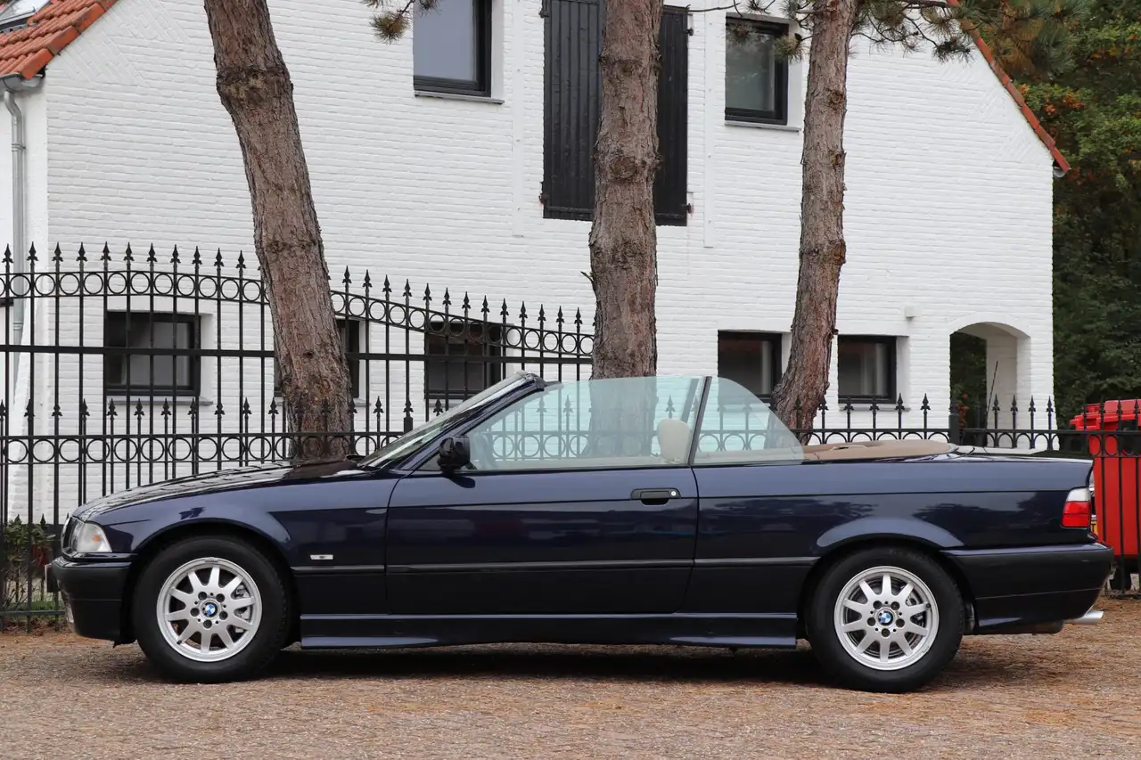 BMW 320 3-serie Cabrio 320i Executive |Airco |Sportstoelen, foto 2