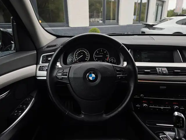 BMW 5 Series view 14