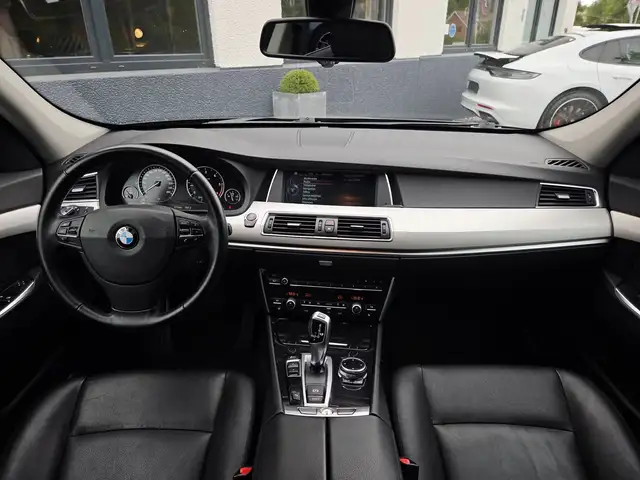 BMW 5 Series view 13