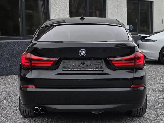 BMW 5 Series view 4
