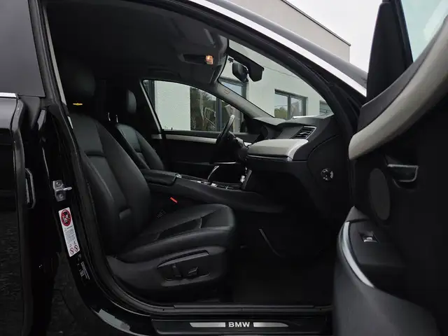 BMW 5 Series view 11