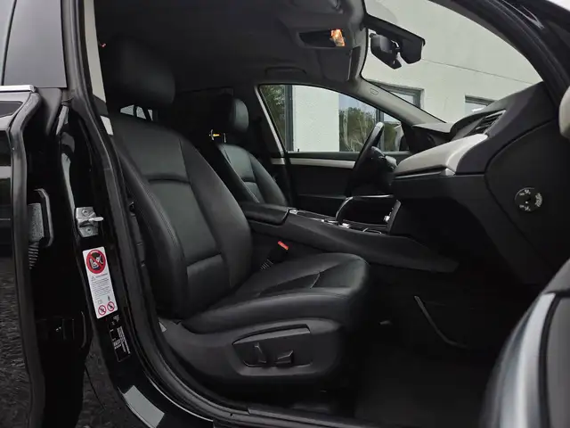 BMW 5 Series view 10