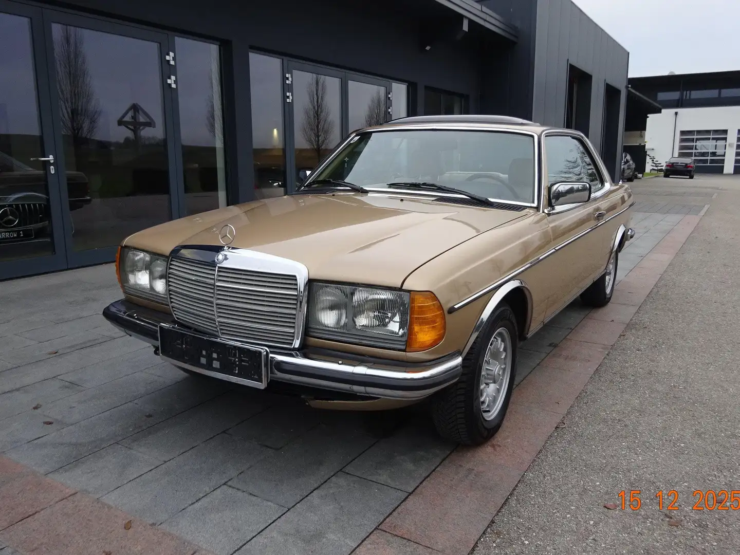 Mercedes-Benz 230 CE Coupé C123 "Toppreis" Gold - 1