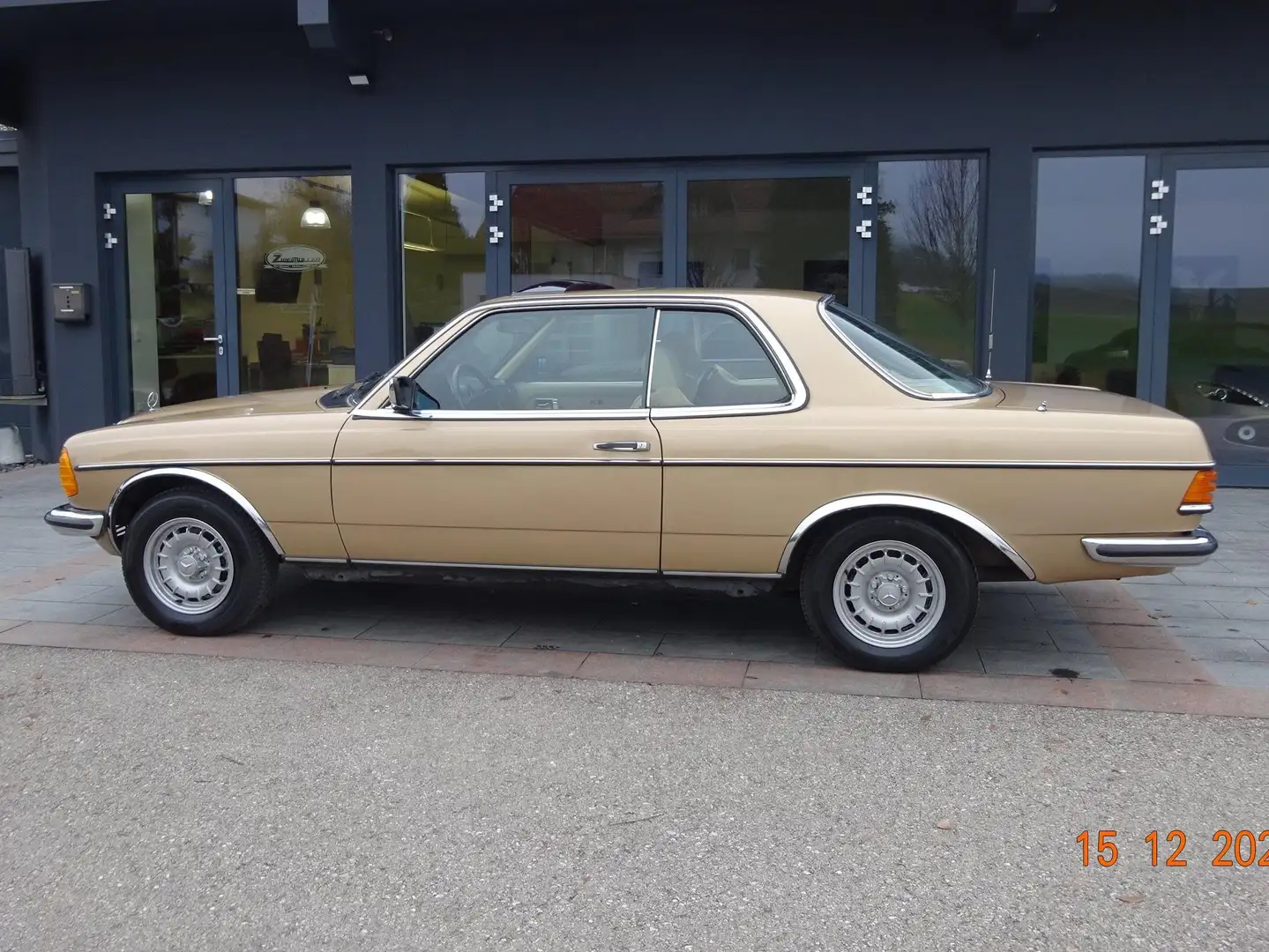 Mercedes-Benz 230 CE Coupé C123 "Toppreis" Gold - 2