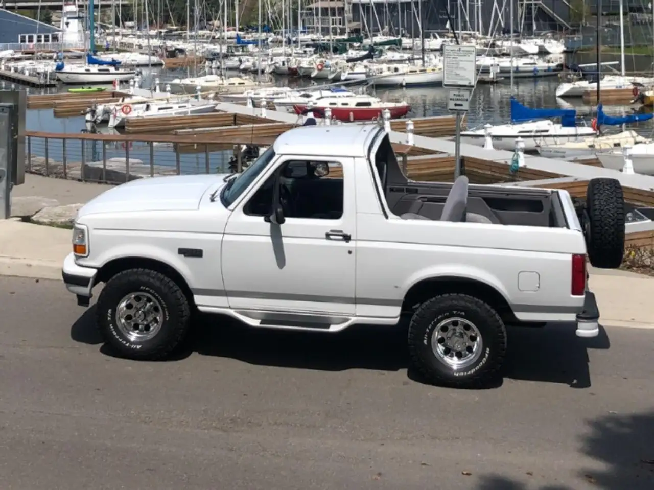Ford Bronco photo Ford Bronco