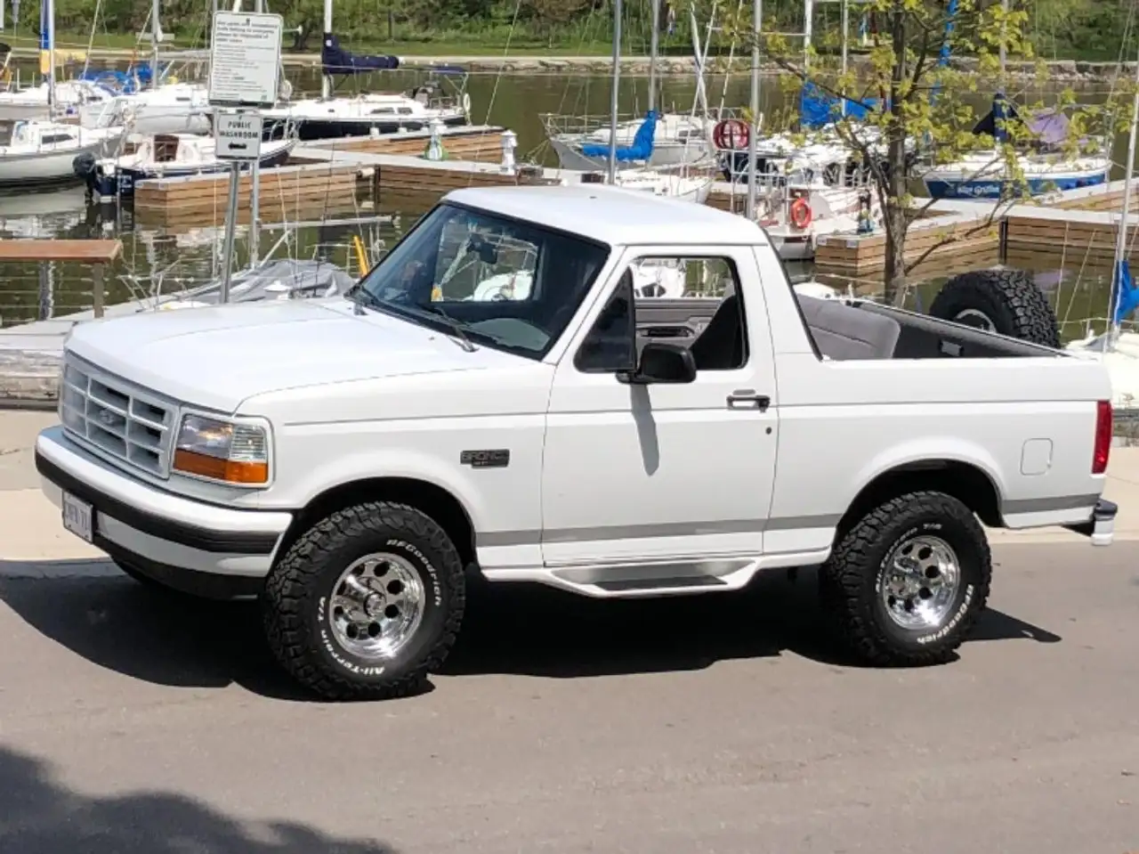 Ford Bronco photo Ford Bronco