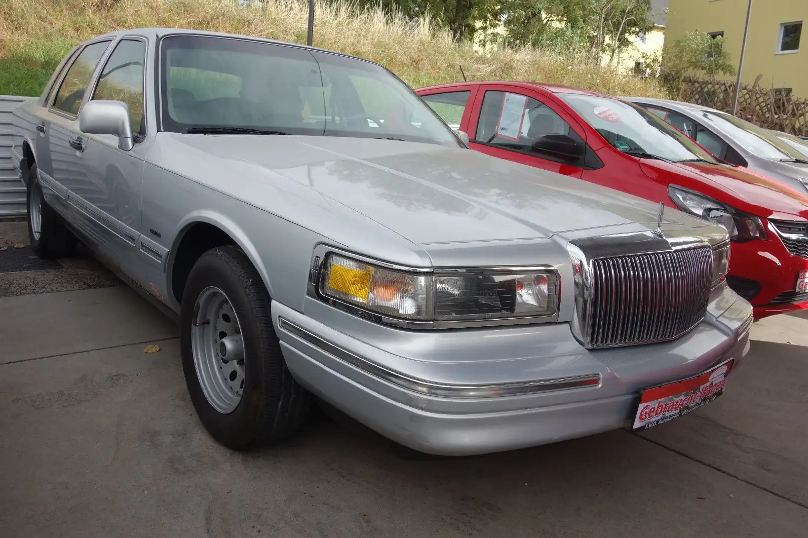Lincoln Town Car siva - 1