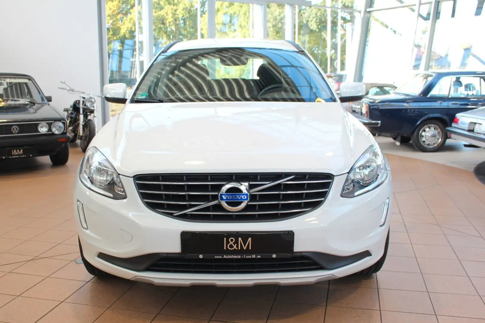 Volvo XC60 XC60 Momentum 2WD+AHK+NAVI+SHZ+8-Fach+ Weiß - 1