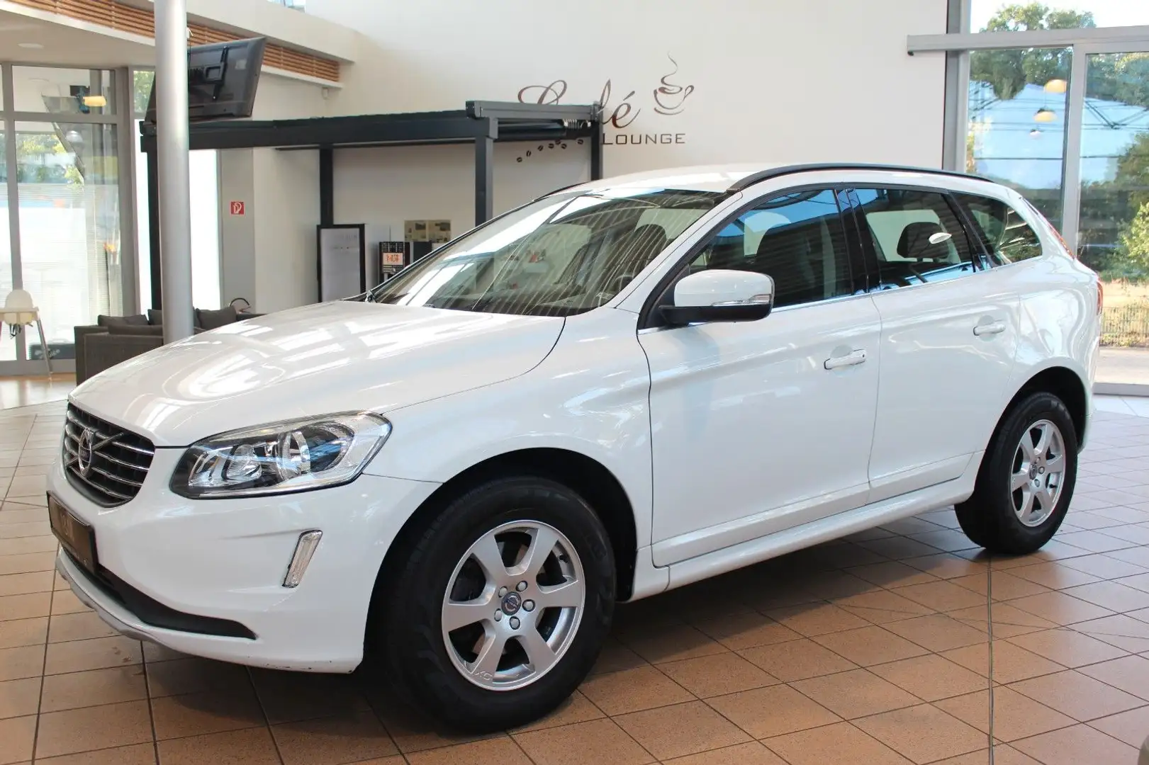 Volvo XC60 XC60 Momentum 2WD+AHK+NAVI+SHZ+8-Fach+ Weiß - 2