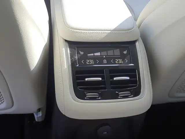 Volvo XC90 T8 AWD PHEV 18,8kWh Ultra Dark Ansicht 10