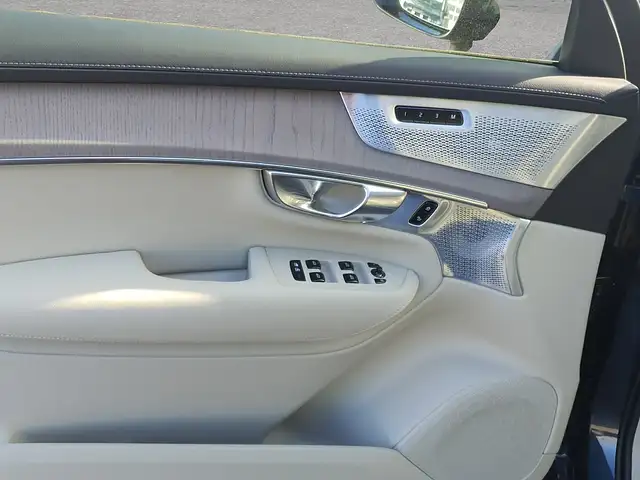 Volvo XC90 T8 AWD PHEV 18,8kWh Ultra Dark Ansicht 8