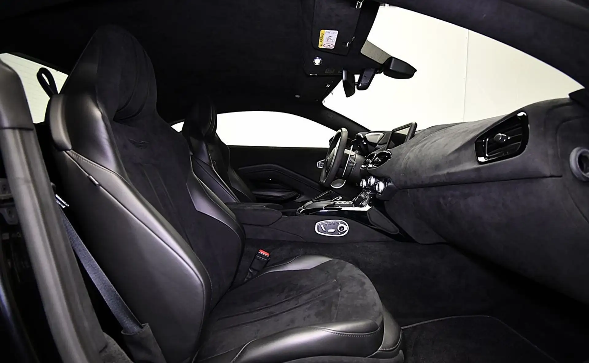 애스턴마틴 V8 Coupe 2020 건메탈 사진 8