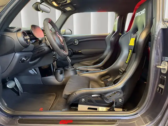 Mini Hatch view 10