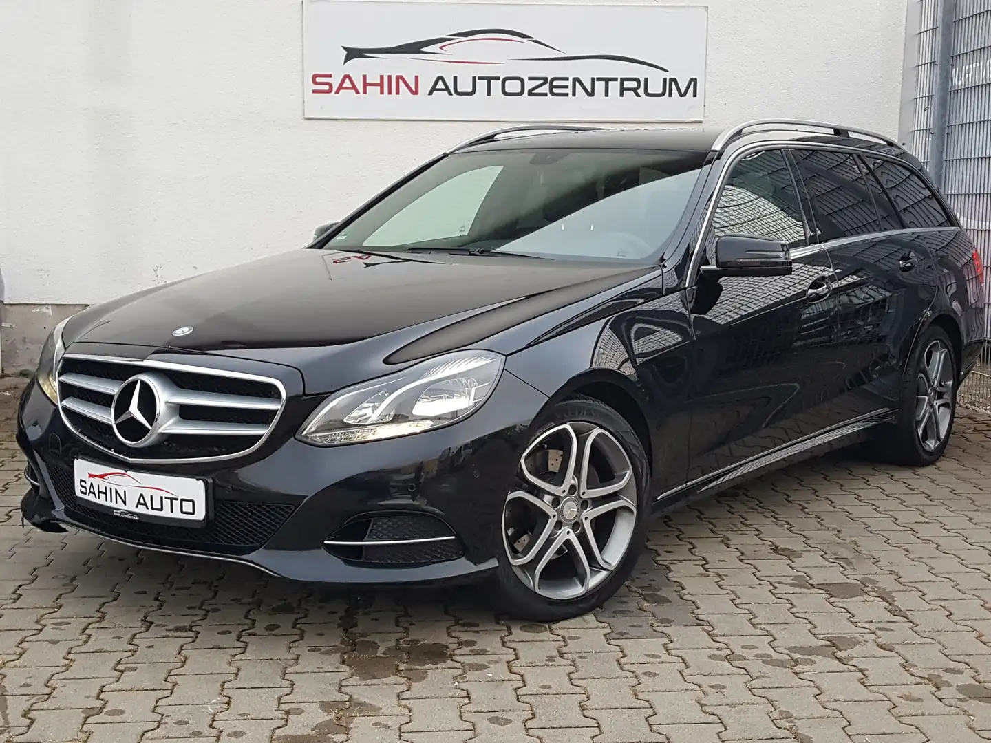 Mercedes-Benz E 200 CGI T 7-Gtronic Avantgarde Navi SHZ Tempomat Noir - 1
