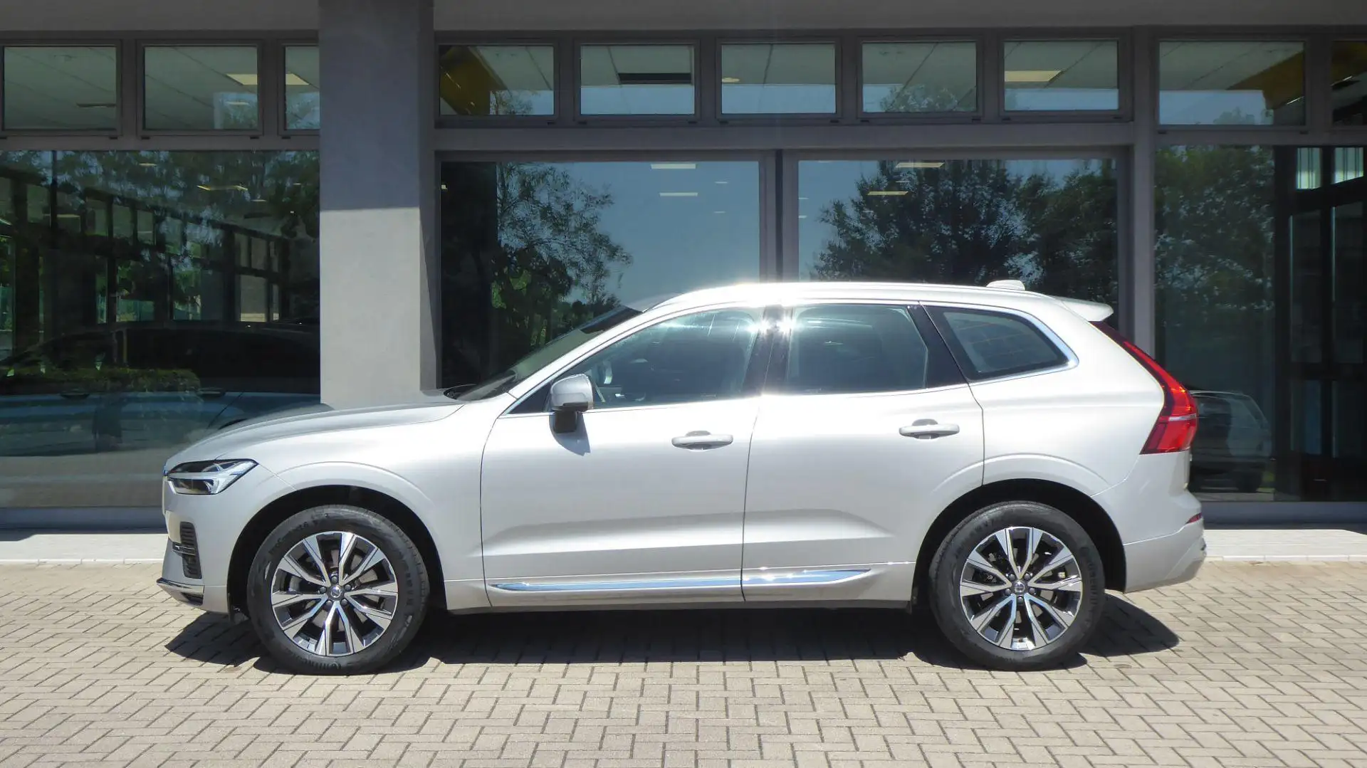 Volvo XC60 B4 (d) AWD automatico Plus Bright Grigio - 2