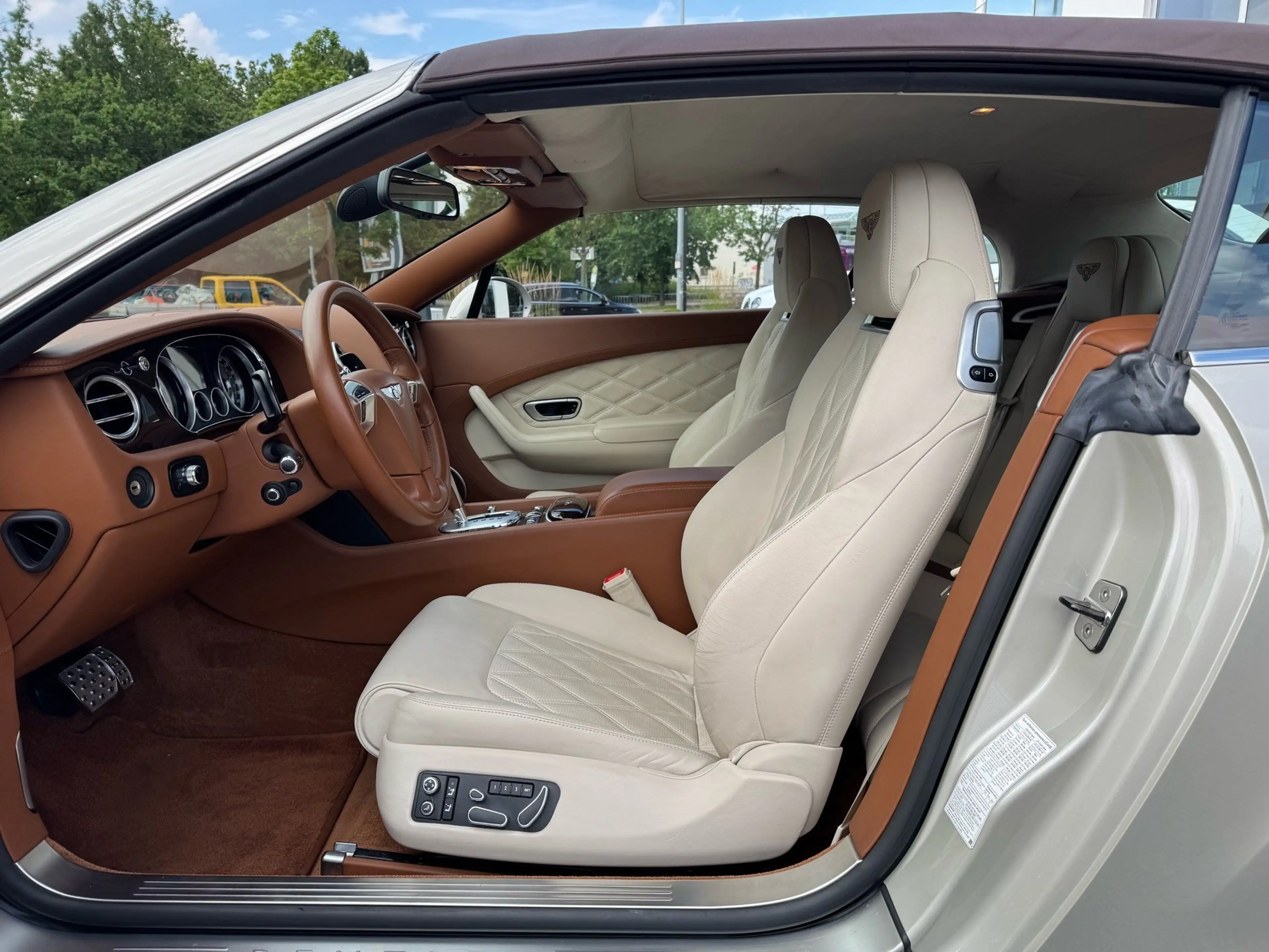 Bentley Continental GTC V8 *Sports Specification* — photo 15