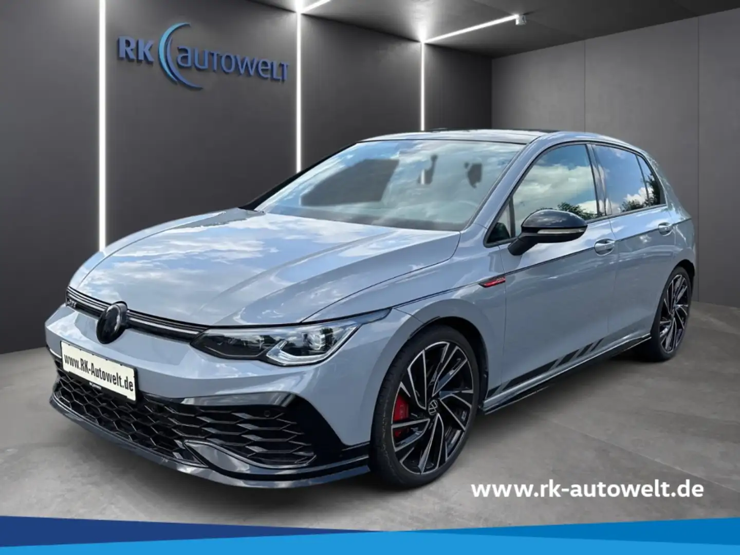 Volkswagen Golf VIII GTI Clubsport 2.0 TSI Panorama Navi LED RearV Grijs - 1