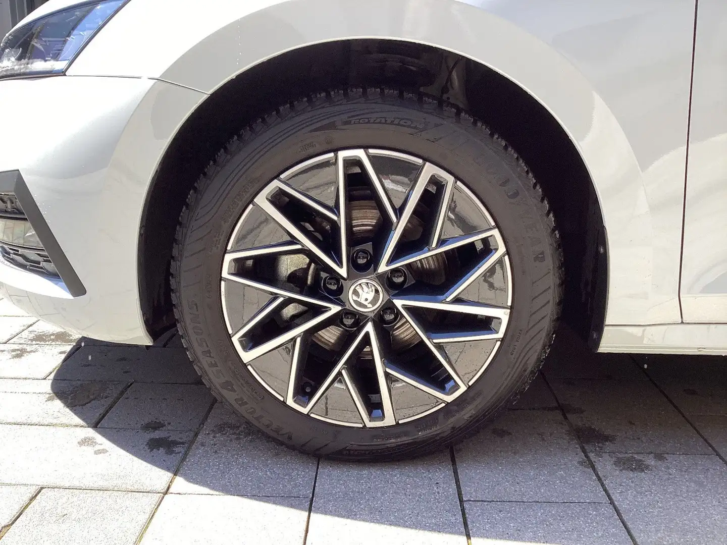 Skoda Octavia Combi 1,5 TSI Ambition LED+Navi+AHK+Kame Weiß - 2