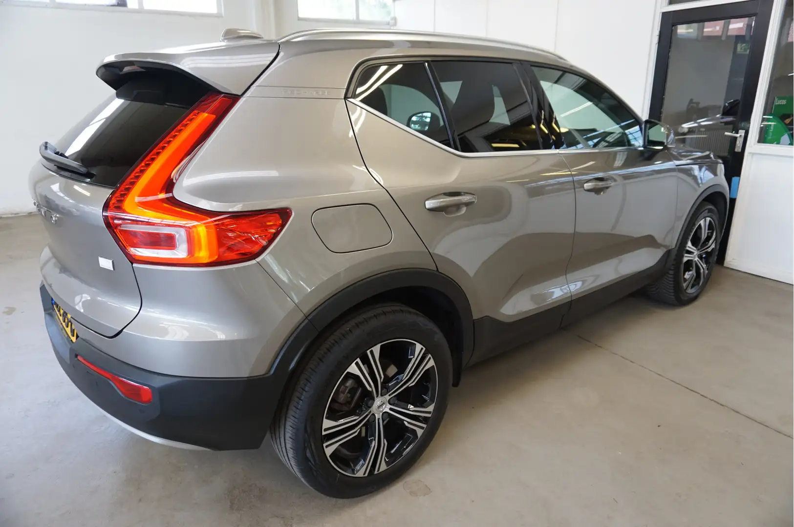Volvo XC40 1.5 T4 Inscription Leder  Pilot-Assist Navi Camera Grijs - 2
