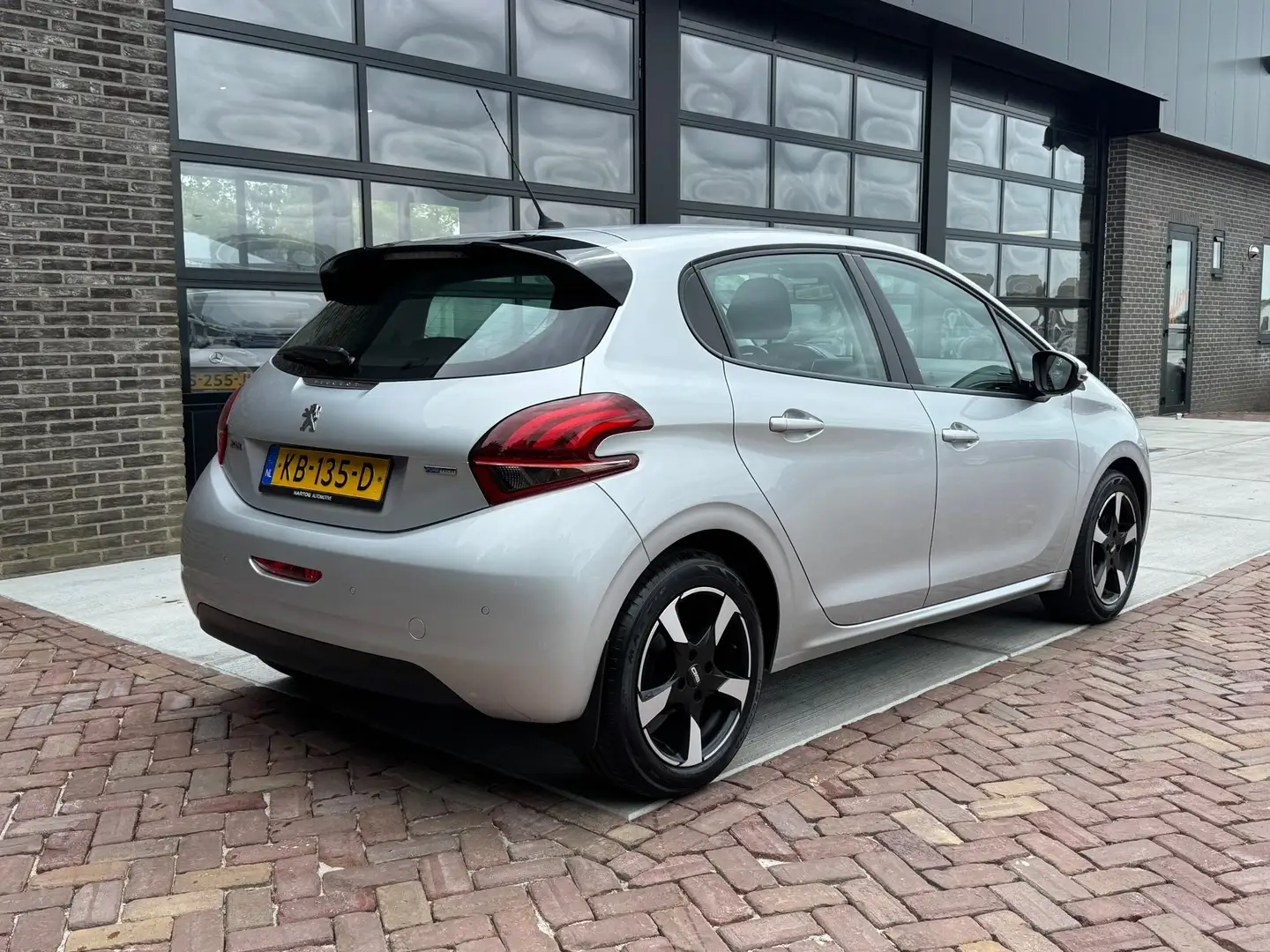 Peugeot 208 1.2 PureTech Blue Lion | 75.000KM! | Navi | Cruise Grijs - 2