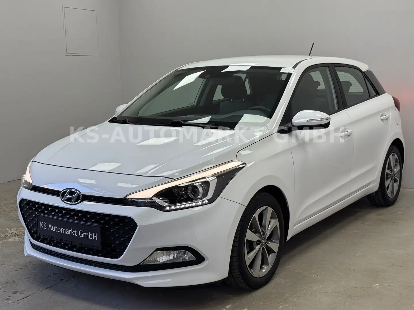 Hyundai i20 Trend*Automatik*Klima*Tempomat*PDC* Weiß - 1