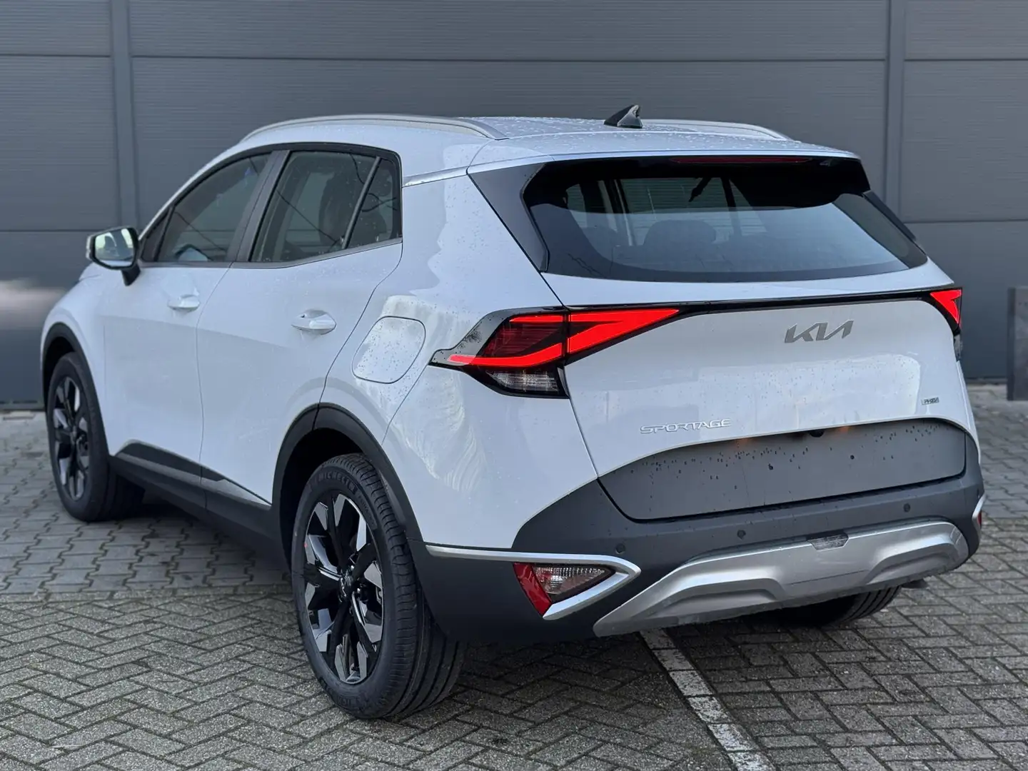 Kia Sportage 1.6 T-GDi Plug-in Hybrid AWD DynamicLine VOORRAAD Wit - 2