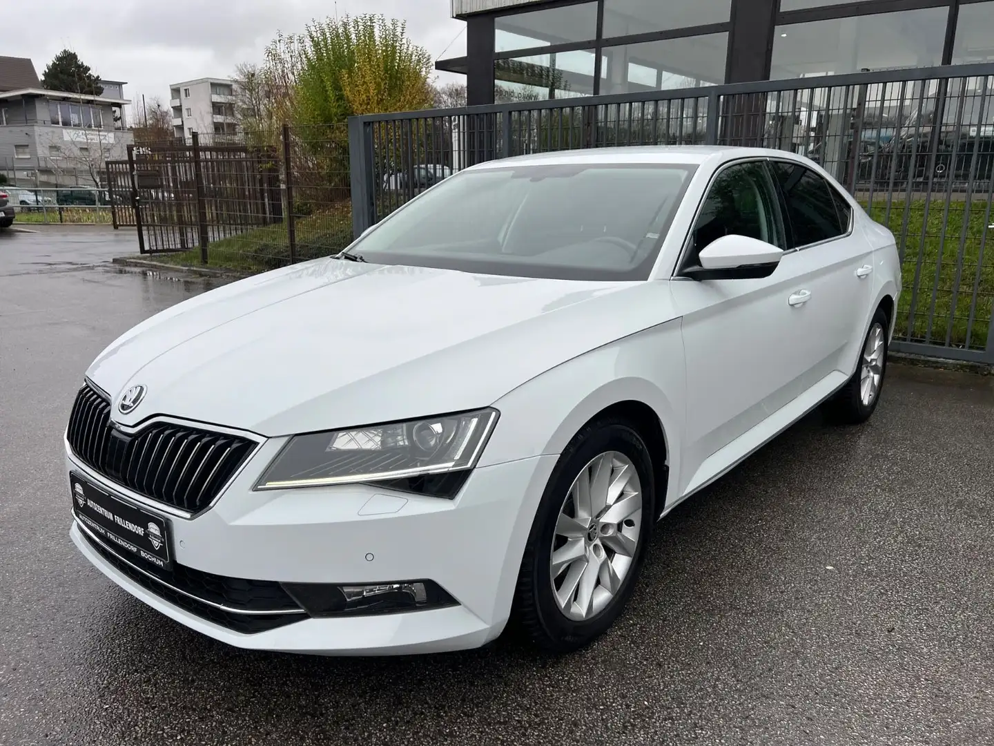 Skoda Superb Lim. Ambition AUTOMATIK/KAMERA/LED/NAVI!! Weiß - 1