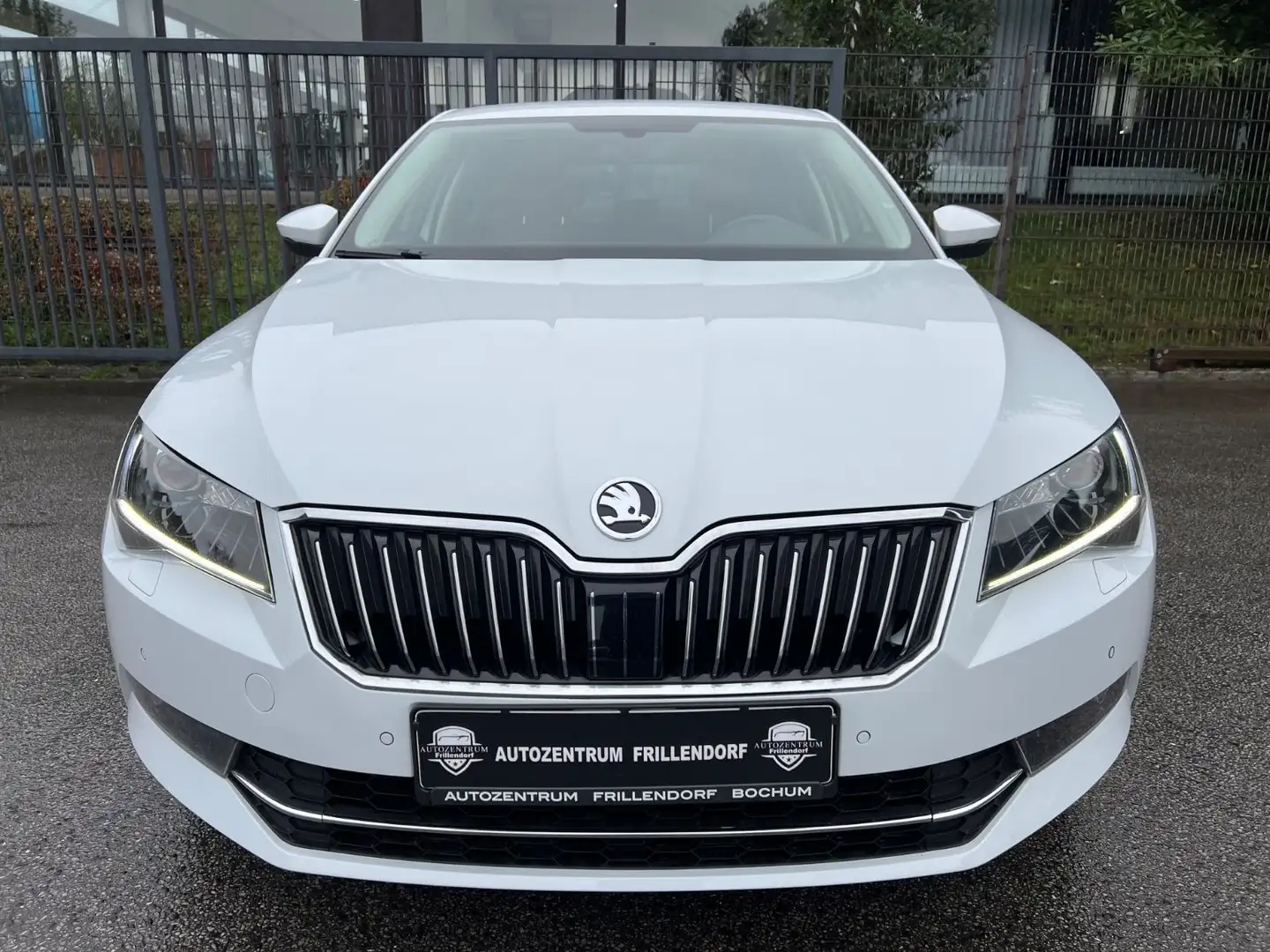 Skoda Superb Lim. Ambition AUTOMATIK/KAMERA/LED/NAVI!! Weiß - 2
