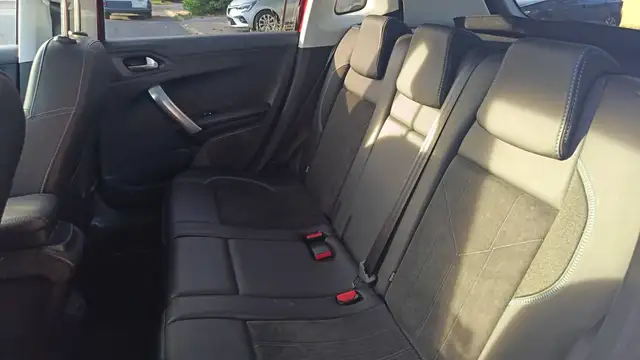 Peugeot 2008 view 9