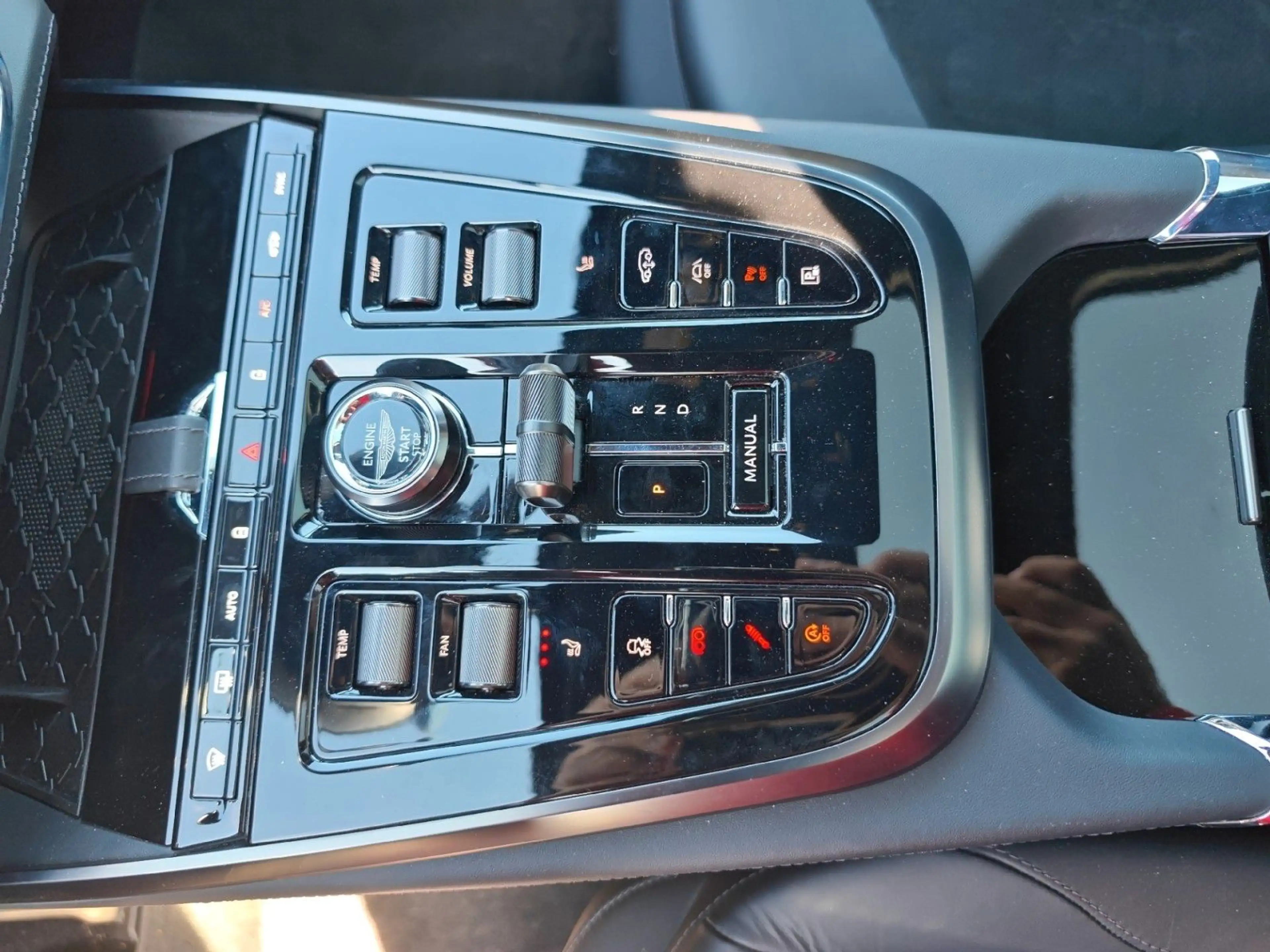 Aston Martin DBX 4.0 V8 DBX707 / Lunar White — photo 12
