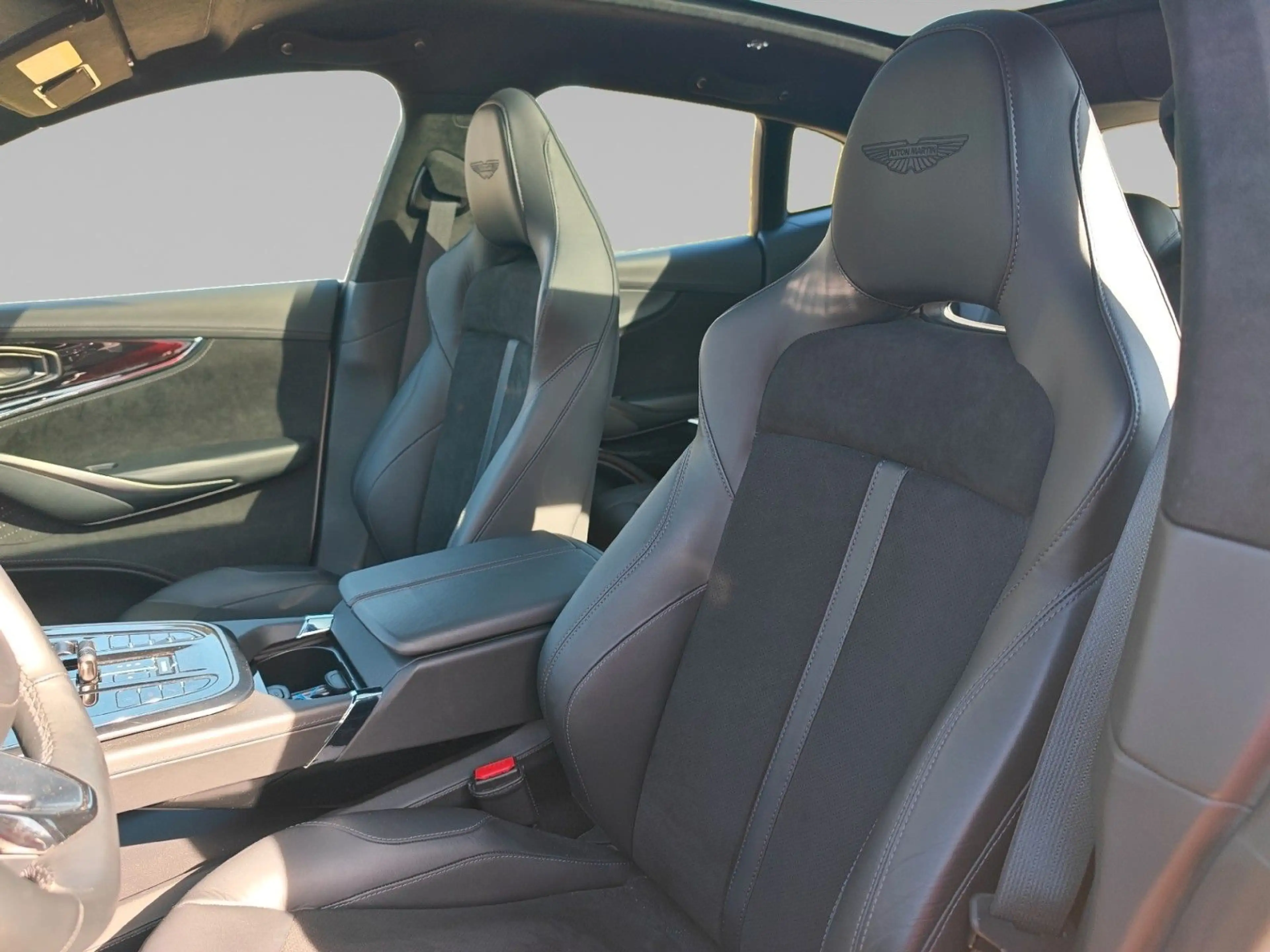 Aston Martin DBX 4.0 V8 DBX707 / Lunar White — photo 11