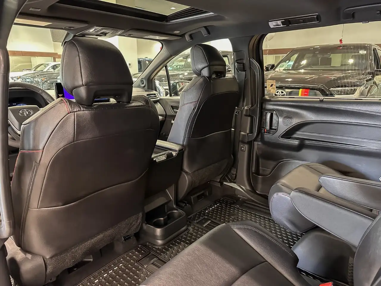 Toyota Sienna снимка Toyota Sienna