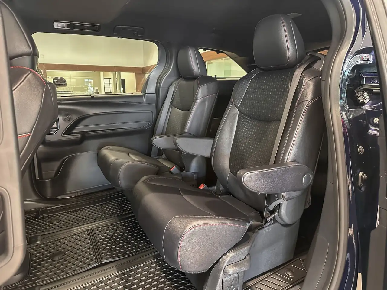 Toyota Sienna снимка Toyota Sienna