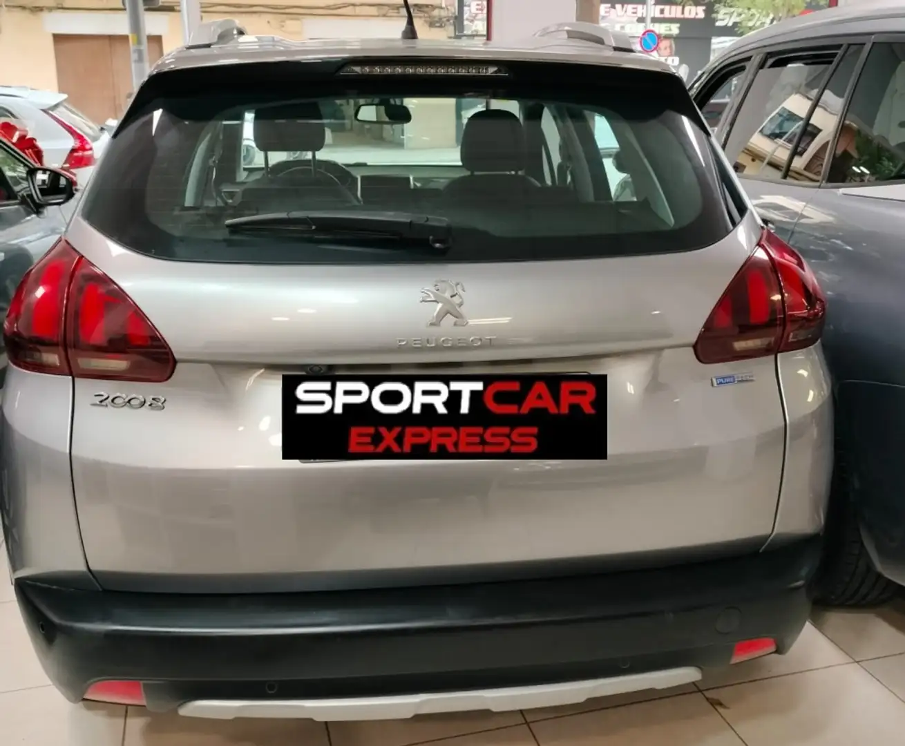 Peugeot 2008 1.2 PureTech S&S Allure 110 Grijs - 2