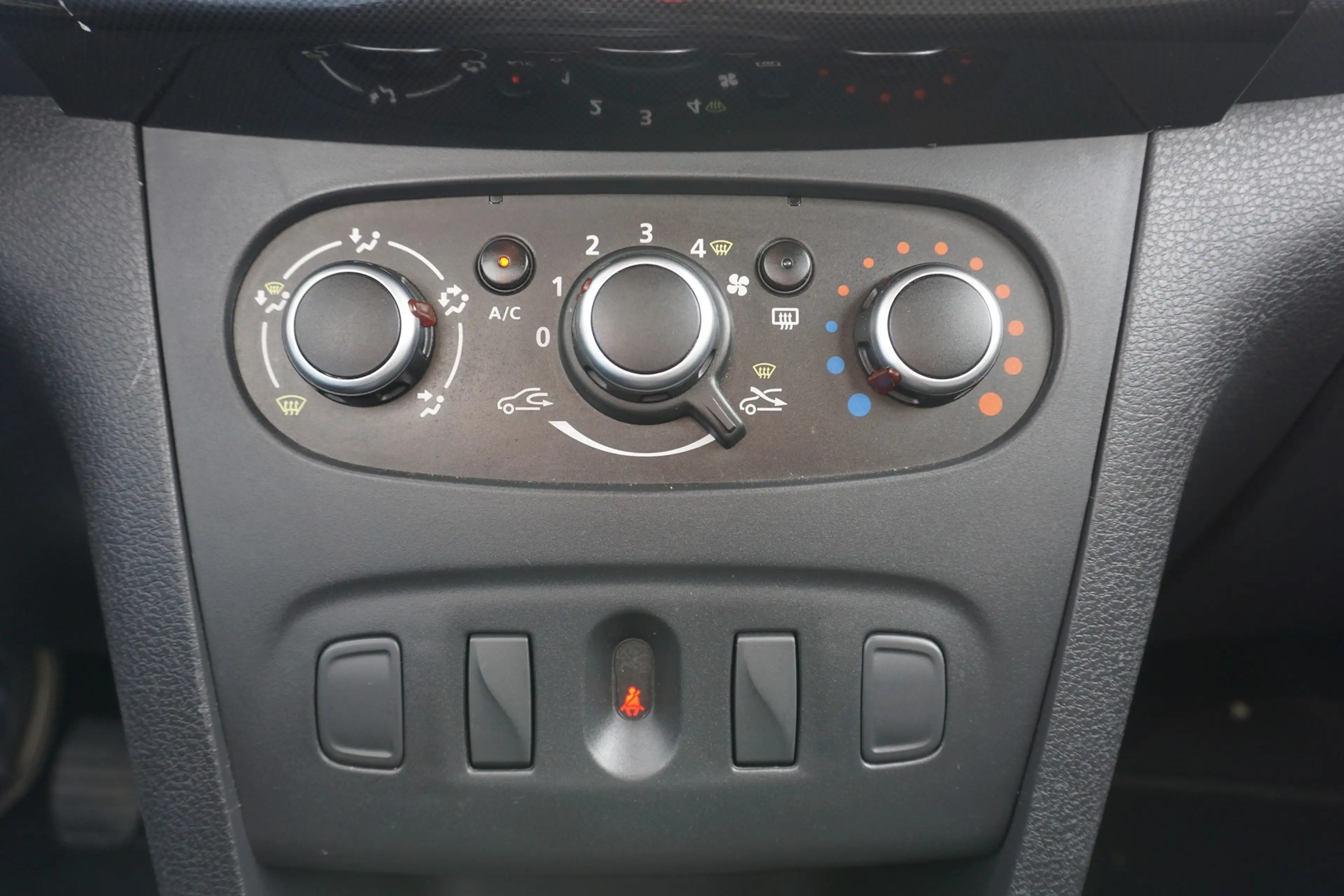 Dacia Logan II MCV Kombi 0.9 TCE Celebration Navi DAB — photo 14