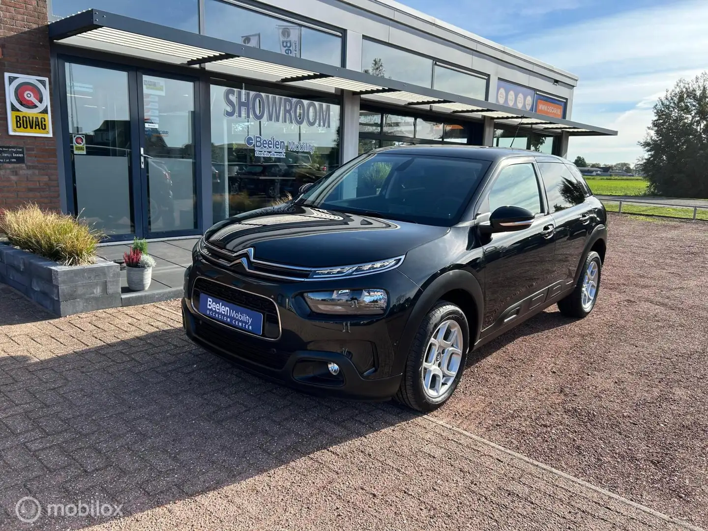 Citroen C4 Cactus 1.2 PureTech Shine | PDC | Cruise | Airco Zwart - 1