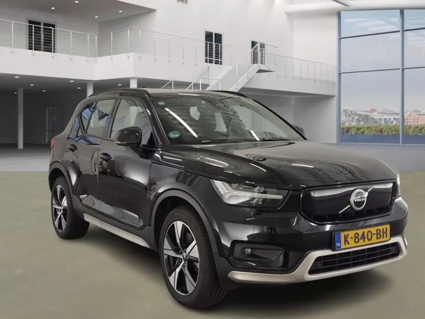 Volvo XC40 Recharge P8 AWD R-Design | SOH 91% | Navigatie | S Schwarz - 2