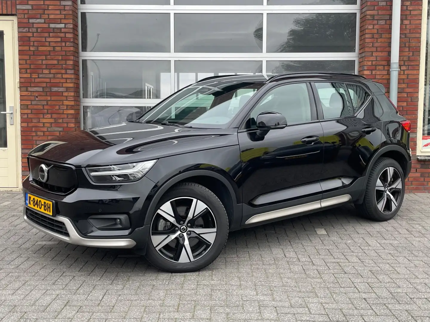 Volvo XC40 Recharge P8 AWD R-Design | SOH 91% | Navigatie | S Zwart - 1