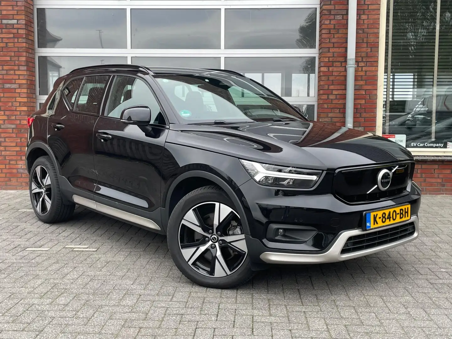 Volvo XC40 Recharge P8 AWD R-Design | SOH 91% | Navigatie | S Zwart - 2