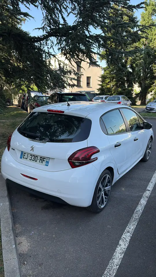 Peugeot 208 208 — photo 2