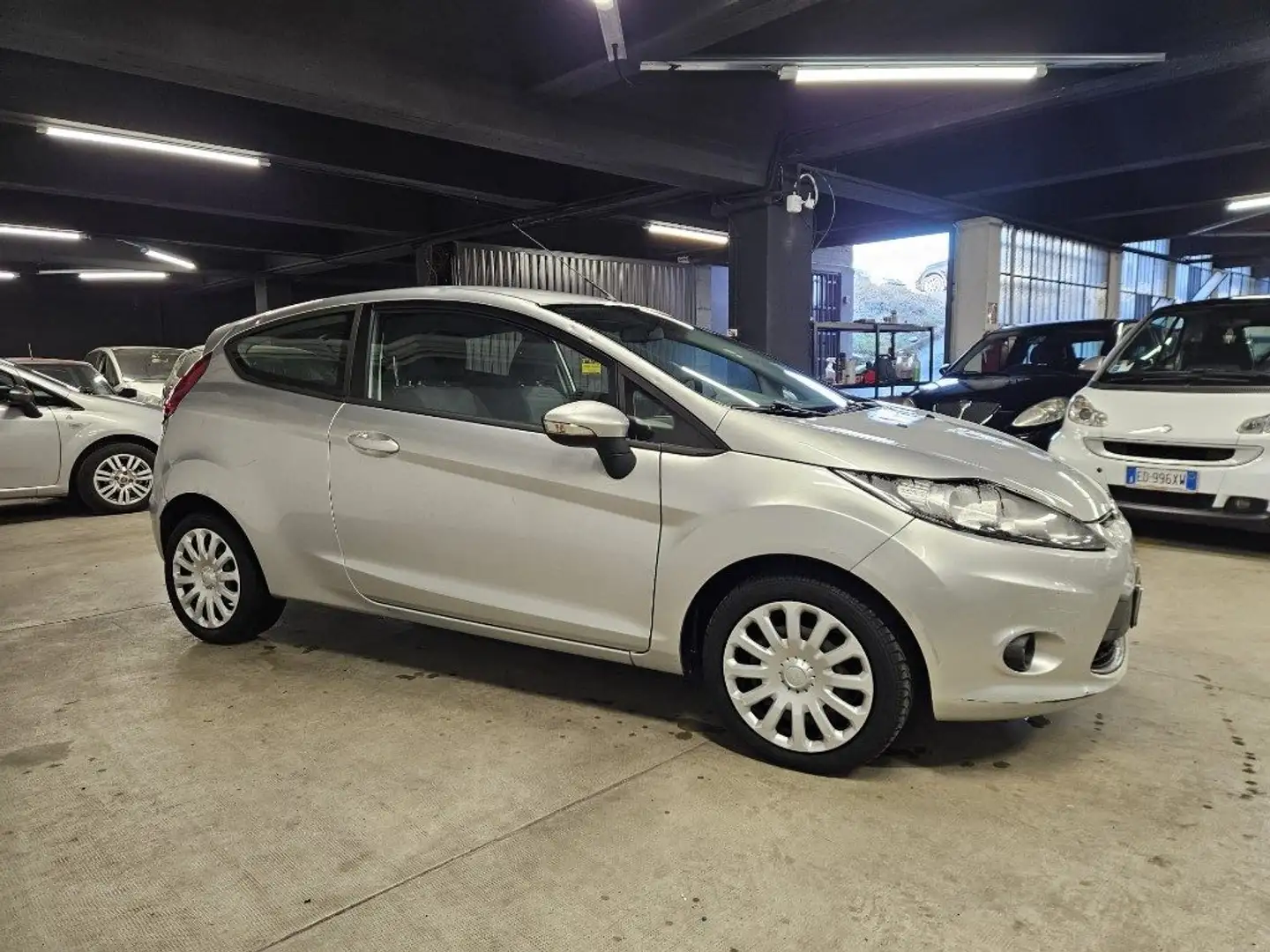 Ford Fiesta 1.6 TDCi 90CV 3 porte DPF Grigio - 2