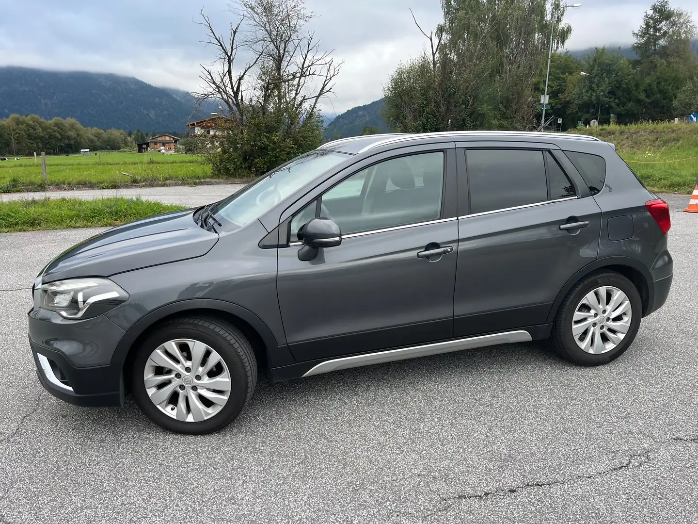 Suzuki SX4 S-Cross SX4 S-Cross 1,4 DITC 4WD shine shine Grau - 2