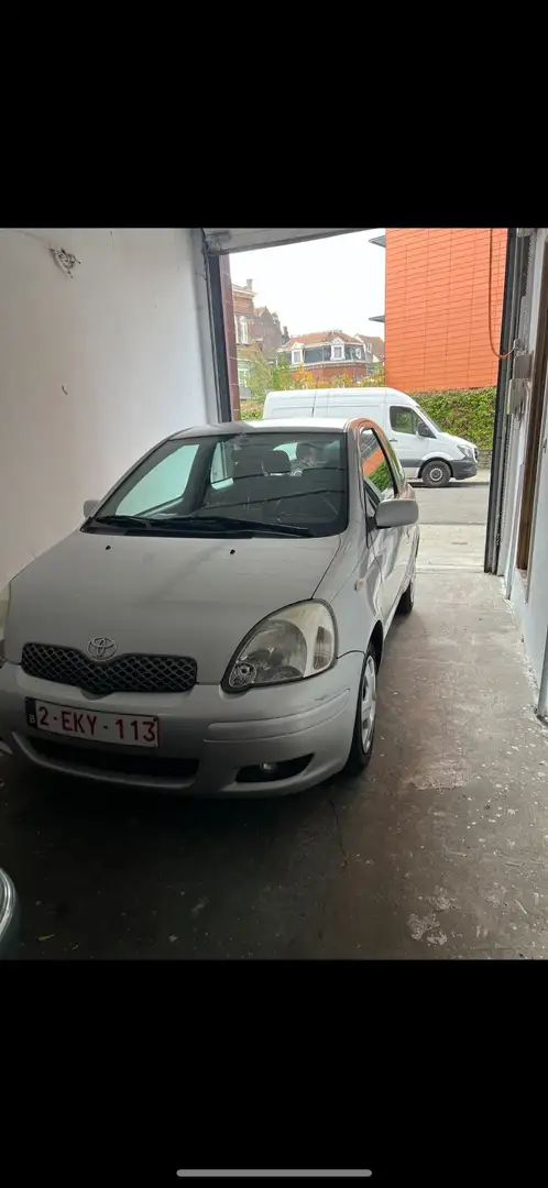 Toyota Yaris 1.3 linea luna Grijs - 1